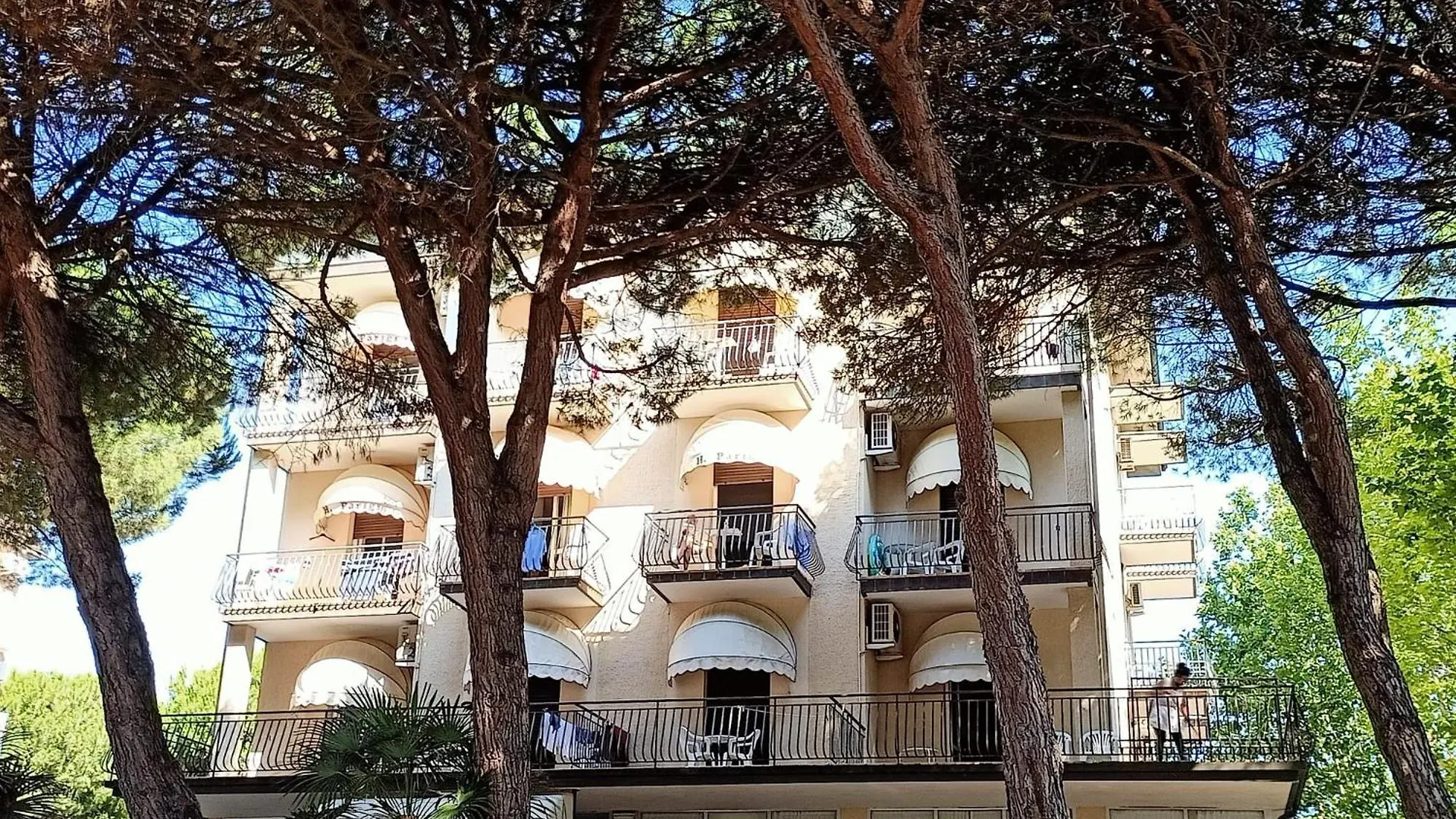 Hotel Parigi تّشيرفييا